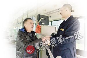 孩子落水被救父亲苦寻恩人半年 公交车上偶遇