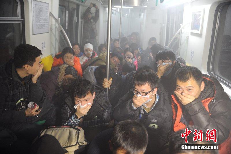 北京地铁举行应急疏散演练 首邀乘客参与