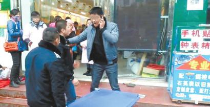小贩不听劝拿起榔头打城管 城管：希望市民配合
