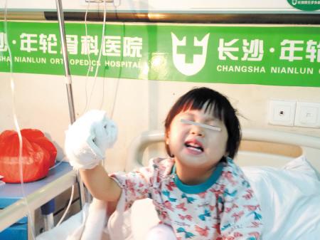 4岁女童乘扶手电梯不慎摔倒 被轧断手指(图)