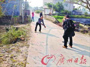 “我是扶人不是撞人” 大叔跳塘自杀证清白