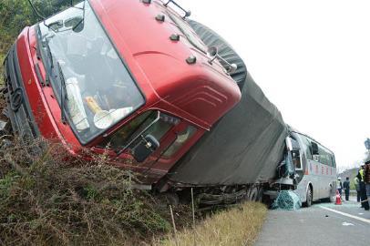 四川内遂高速客货车追尾19人受伤 乘客互救逃车