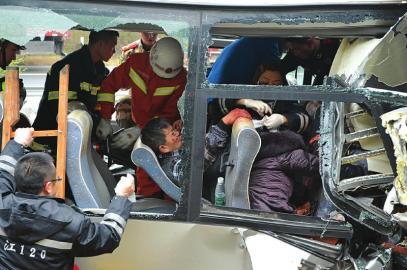 四川内遂高速客货车追尾19人受伤 乘客互救逃车