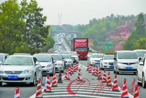 25日粤多条高速拥堵 女车主后悔没买成人尿片