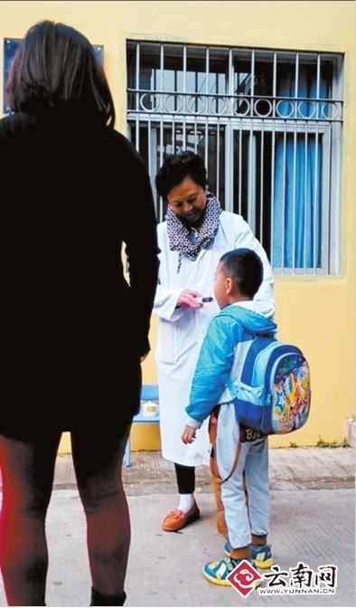 昆明一幼儿园晨检给孩子喷醋 教育局叫停该行为