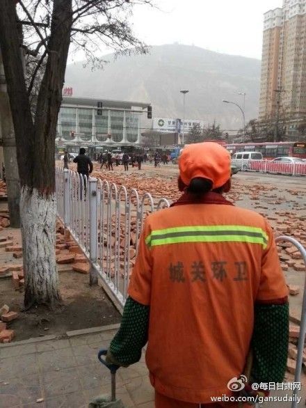 兰州火车站遍地砖头