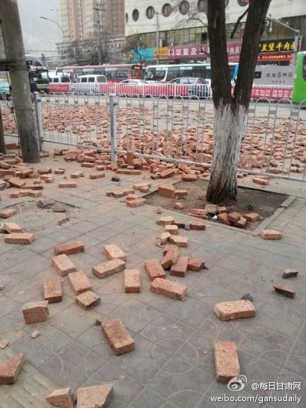 兰州火车站遍地砖头