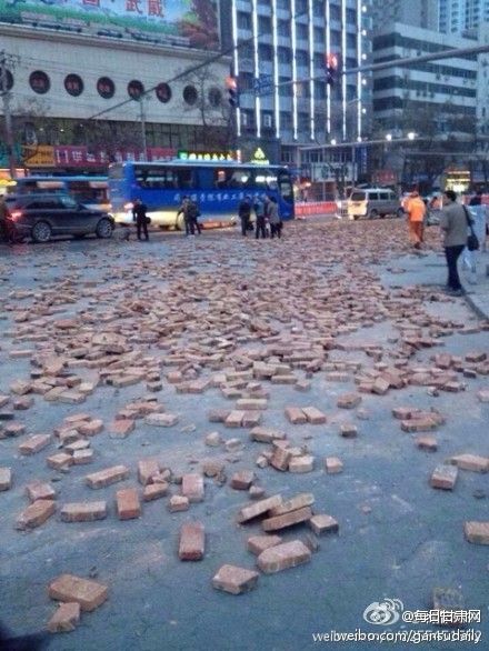 兰州火车站遍地砖头
