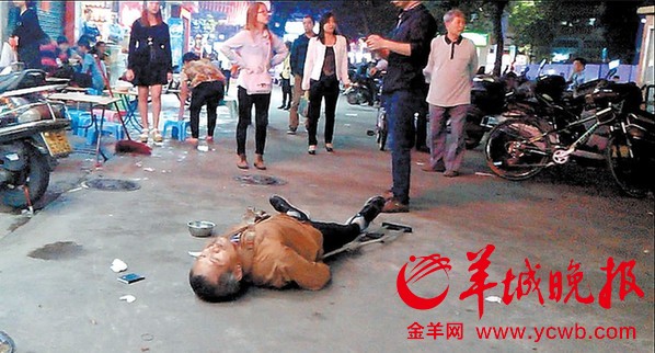 男子当街侮辱殴打老乞丐 广场保安旁观全过程