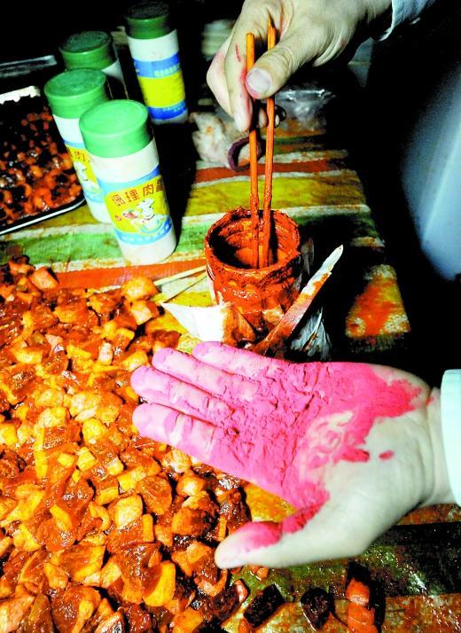 媒体曝重庆羊肉串黑作坊 鸭脯肉裹羊肉粉做成