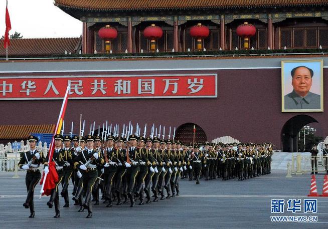 数万群众在天安门广场观看升国旗仪式