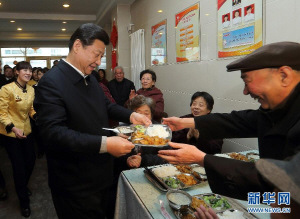 习近平甘肃视察虚拟养老餐厅时亲自为老人端菜(图)