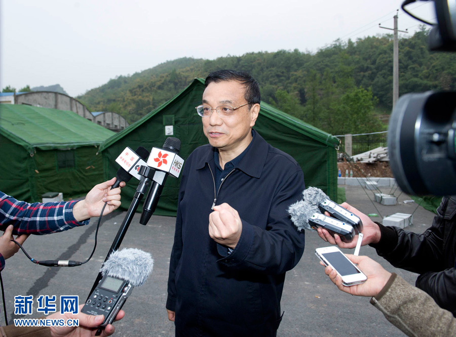 李克强在震中灾区接受采访