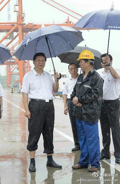 习近平冒雨考察武汉新港