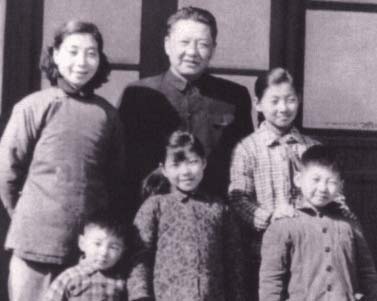 习仲勋家风严到“不近人情”：教女儿“夹着尾巴做人”