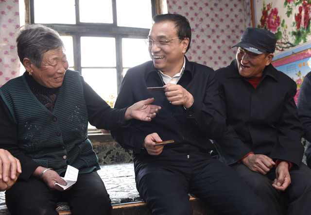总理察看村民低保卡 询问政策落实