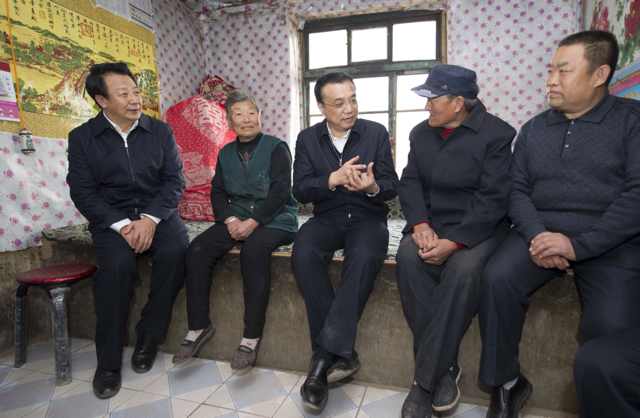 总理察看村民低保卡 询问政策落实