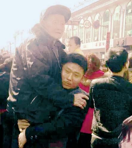 山西小伙抱爷爷看秧歌 大家纷纷点赞(图)
