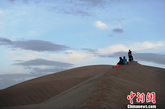 敦煌鸣沙山夏日风情迷人
