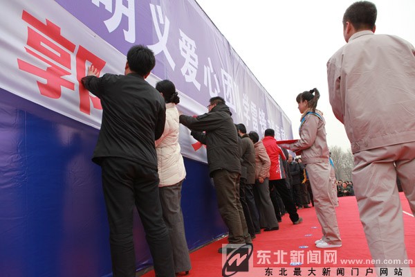 当代雷锋郭明义微博开通一周年 粉丝突破700万