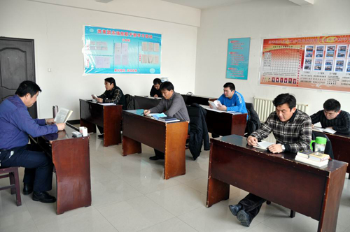 农六师少数民族挂职干部学习十八大精神