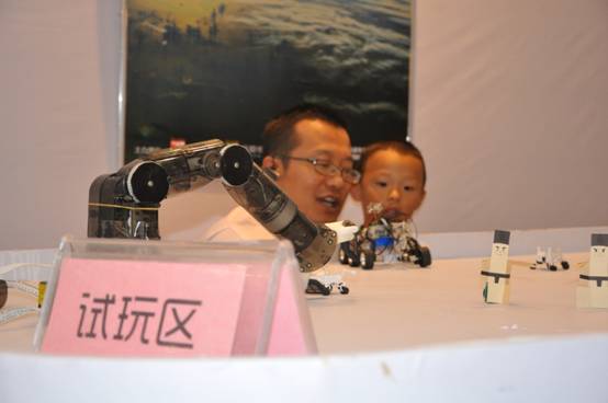 DSC_0455.JPG 文博会开幕首天数千名市民积极参与互动