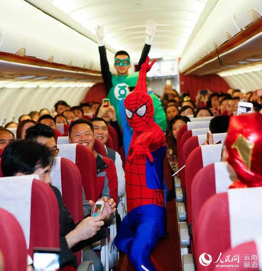 云南昆明：万圣节空乘高空上演cosplay秀 图