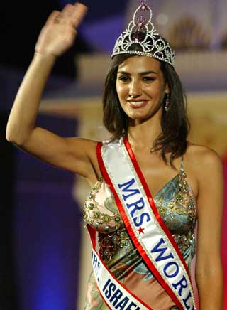 Newly crowned Mrs.World Sima Bakahr of Israel waves as she poses for the photographers during a function in Lonavala, 140 km (88 miles) from Bombay February 25, 2005. Bakahr was crowned Mrs.World from 41 contestants around the world.