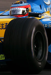 0Renault's World Champion Formula One driver Fernando Alonso of Spain races to win the Chinese Grand Prix in Shanghai October 16, 2005.