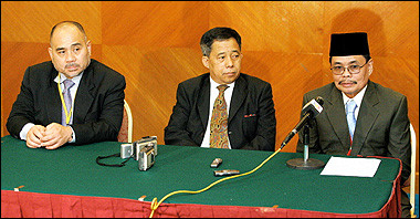 Government of the Republic of Philippines panel chair Silvestre Afable Jr. (L), adviser to the Malaysian Prime Minister Othman Abdul Razak (C), and Moro Islamic Liberation Front (MILF) panel chair Mohagher Iqbal (R) speak during the announcement of negotiation results between the Philippine government and Muslim separatist negotiators in Port Dickson, about 100 kilometers from Kuala Lumpur.