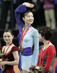 (L-R) Silver medallist Sasha Cohen from the U.S., gold medal winner Shizuka Arakawa (C) from Japan and bronze medallist Irina Slutskaya of Russia pose during a medal ceremony for the women's Figure Skating competition at the Torino 2006 Winter Olympic Games in Turin, Italy, February 23, 2006.