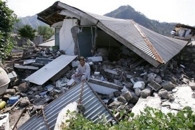 Quake kills more than 19,000 in South Asia
