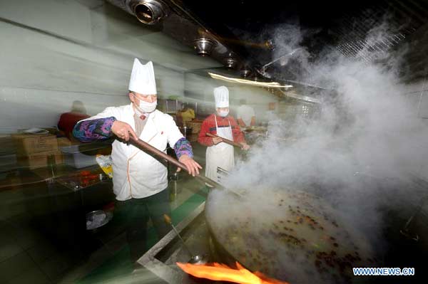Volunteers make laba porridge at Daming Temple in Yangzhou