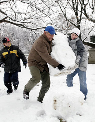 民生百态：美中西部暴风雪下的快乐与痛苦