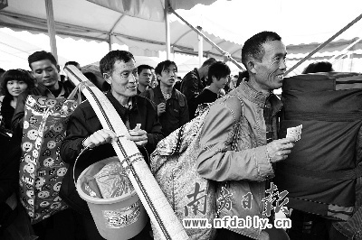 春运实名制火车票今开订 能否根除“黄牛党”?