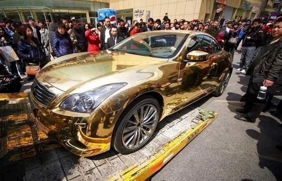 土豪金iPhone 5s大卖催生黄金浴缸及内衣