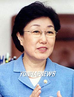 韩国总统提名执政党女议员韩明淑为总理
