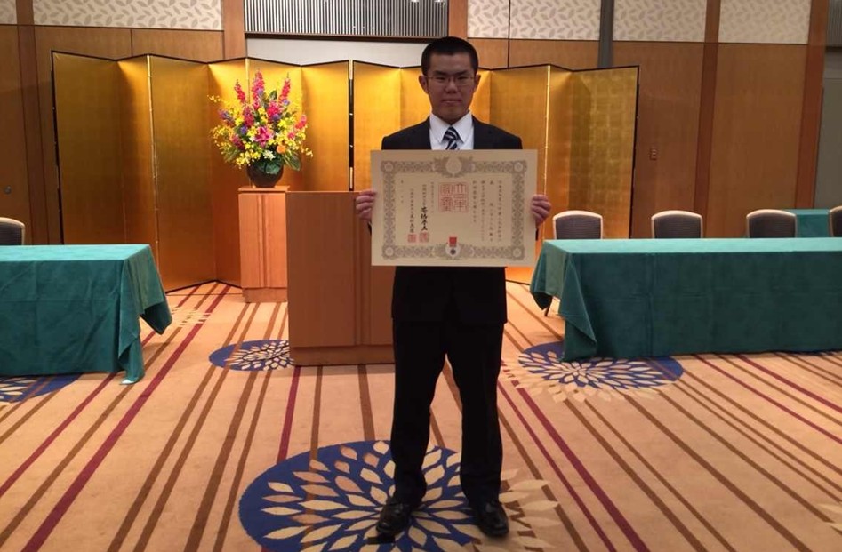 安倍为救人中国留学生授奖照曝光 奖状盖有天皇玉玺(组图)