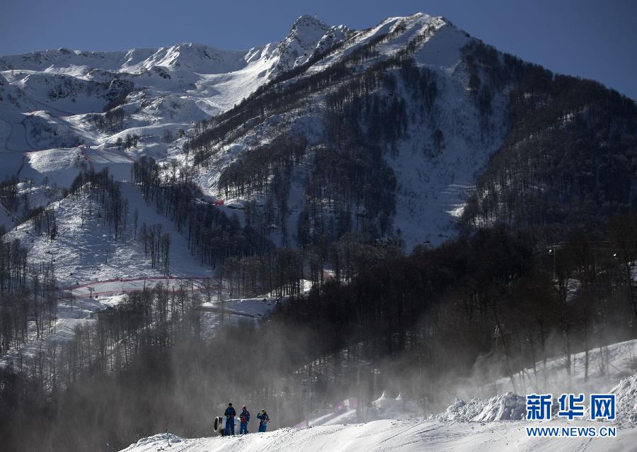 索契冬奥会赛场加紧造雪(高清组图)