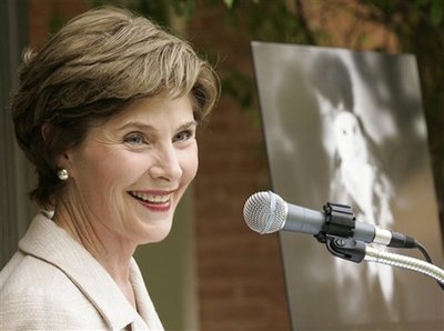 美前第一夫人赞扬奥巴马 不满政党分歧