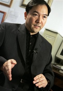 家中藏有2亿美元现金的华裔巨富承认贩卖冰毒原料
