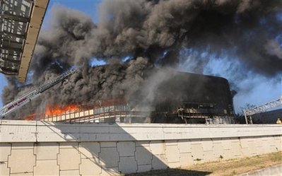美国一幢大楼被飞机撞击 疑为蓄谋事件