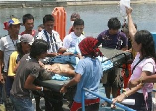 菲武装分子血洗村庄11人亡 遭绑仨月两中国公民获救