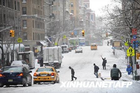 美国遭受暴风雪袭击致百万家庭断电(图)