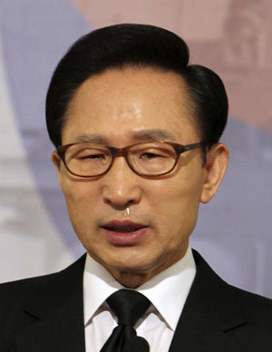 韩国总统含泪宣读牺牲士兵名单 誓言建设强大军队