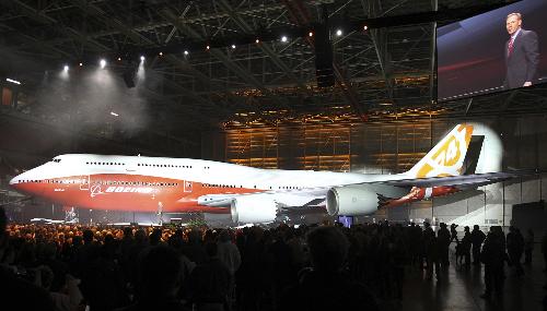 世界最长客机波音747-8洲际飞机亮相 机身橙红色
