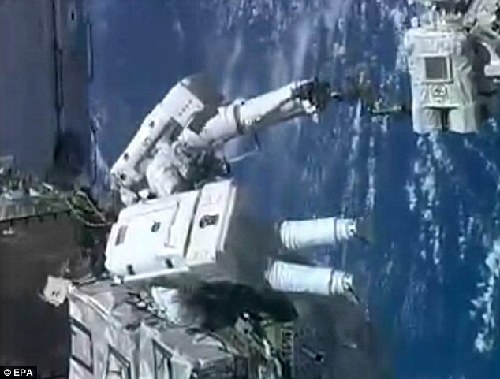 电脑程序出故障 宇航员“悬挂”太空近半小时