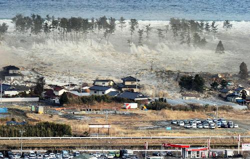 组图：日本宫城县发现二三百具尸体 海啸规模百年一遇