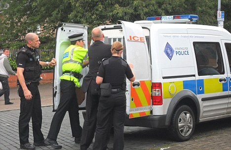 英国副首相出席集会被人泼油漆 机智反应解尴尬
