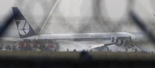 一架载231人客机波兰迫降无伤亡 战机护送(图)